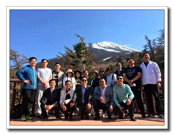 在富士山下