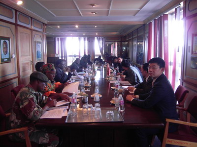 就合資項(xiàng)目，安徽農(nóng)墾集團(tuán)項(xiàng)目組與津巴布韋國(guó)防部、農(nóng)業(yè)部、律師等津方人員進(jìn)行談判。